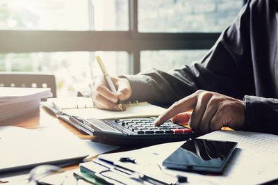 管理員業(yè)務(wù)人財(cái)務(wù)總監(jiān)和局長的報(bào)告