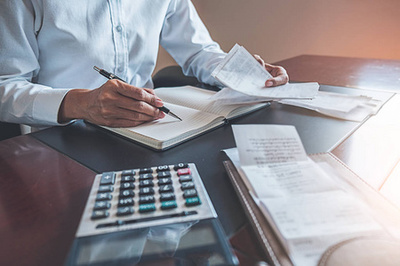 成熟夫婦陷入財(cái)務(wù)困境