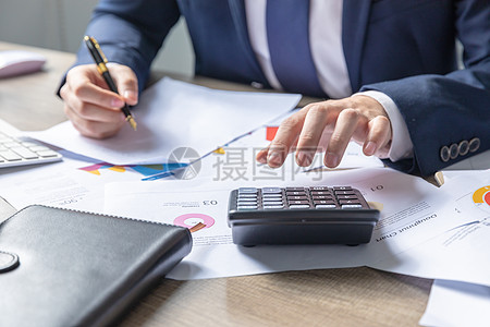 商務(wù)男士制作財(cái)務(wù)報(bào)表