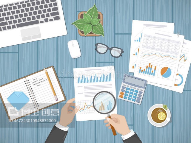 審計概念。商人審計師檢查評估財務(wù)文件。人的手用放大鏡高于圖形Auditing concepts. Businessman auditor inspects assessing financial documents. Man`s hands with magnifying glass above graphics